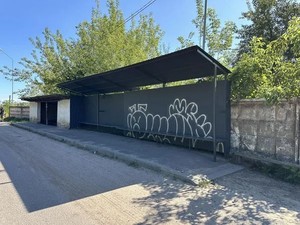 Не вистачало гусениці: новеньку зупинку у Нововолинську «вдосконалили» вандали (фото)