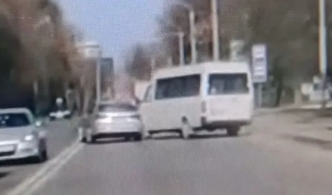 У Луцьку на Львівській – аварія: автобус влетів у легковик (відео)