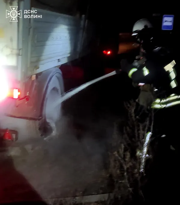 На Волині посеред дороги загорілася вантажівка (фото)