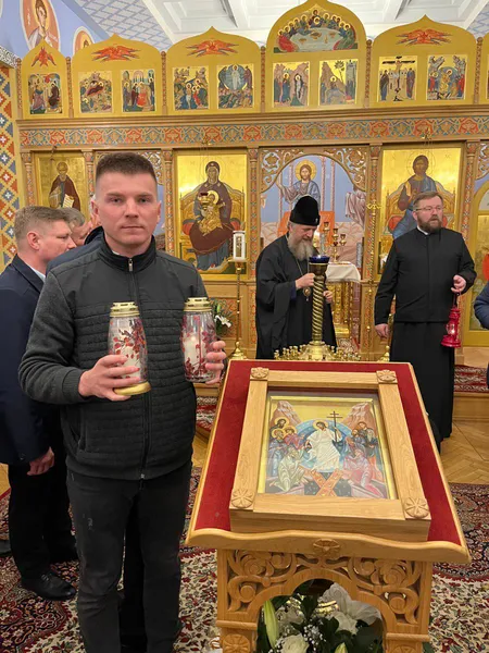 До Луцька везуть Благодатний вогонь з Варшави (фото)