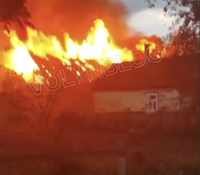 На Волині через блискавку загорілася будівля (відео)