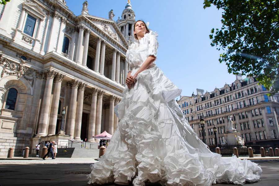 У Британії створили весільну сукню з медичних масок (фото)