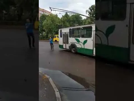 Як підводою: у Луцьку тролейбус здійснив небезпечний маневр (відео)