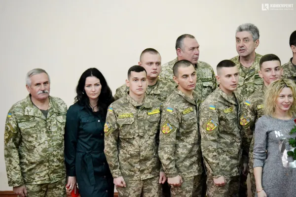 У Луцькому НТУ вручили погони молодшим лейтенантам (фото)