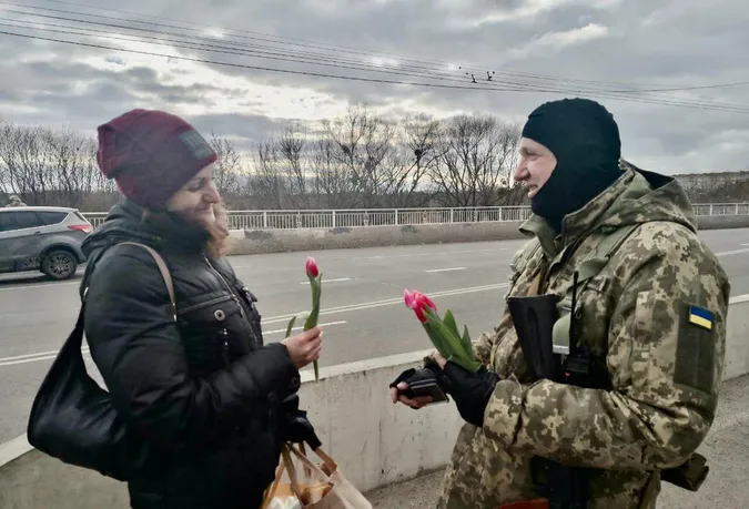 У Луцьку тероборонівці роздавали жінкам квіти (відео)