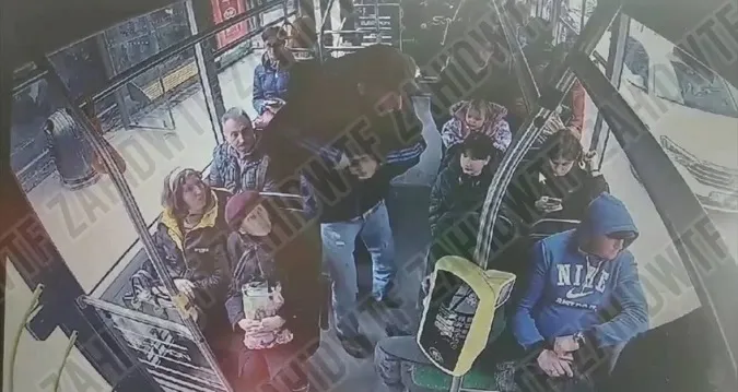 У Львові неадекват побив палицею 13-річну дівчинку в тролейбусі (відео)