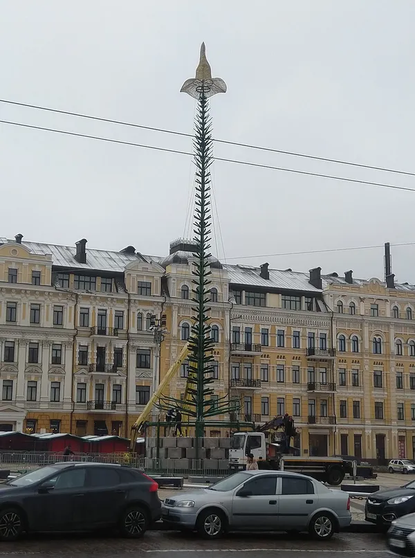 «Гриффіндор!»: у мережі жартують із центральної київської ялинки (фото)
