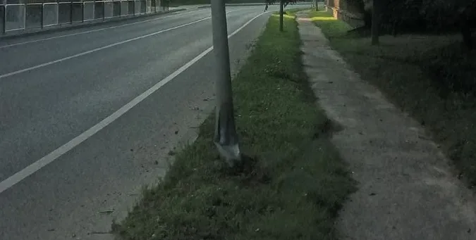 Відновленню не підлягає: у Володимирі авто протаранило електроопору (фото)