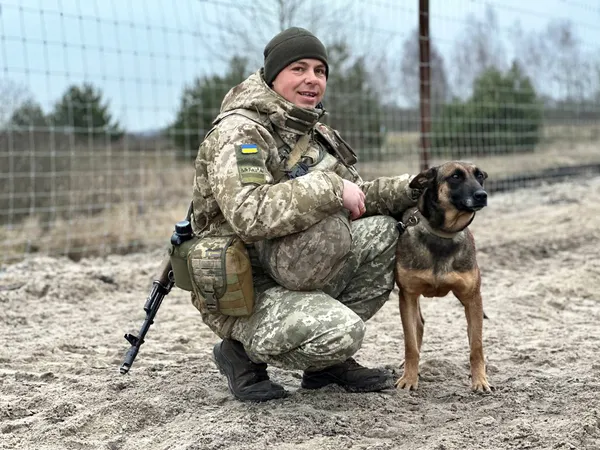 На Волині служить кінолог із собакою, який не любить мокрий сніг (фото)