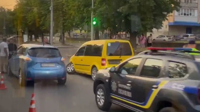 Авто без колеса: у Луцьку на Відродження – ДТП (відео)