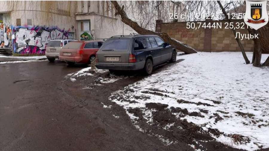 Муніципали у Луцьку «вполювали» автохамів на зелених зонах (фото, відео)
