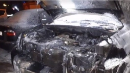 Не поділили дівчину:  у Рівному чоловік підпалив Lexus суперника  (відео)