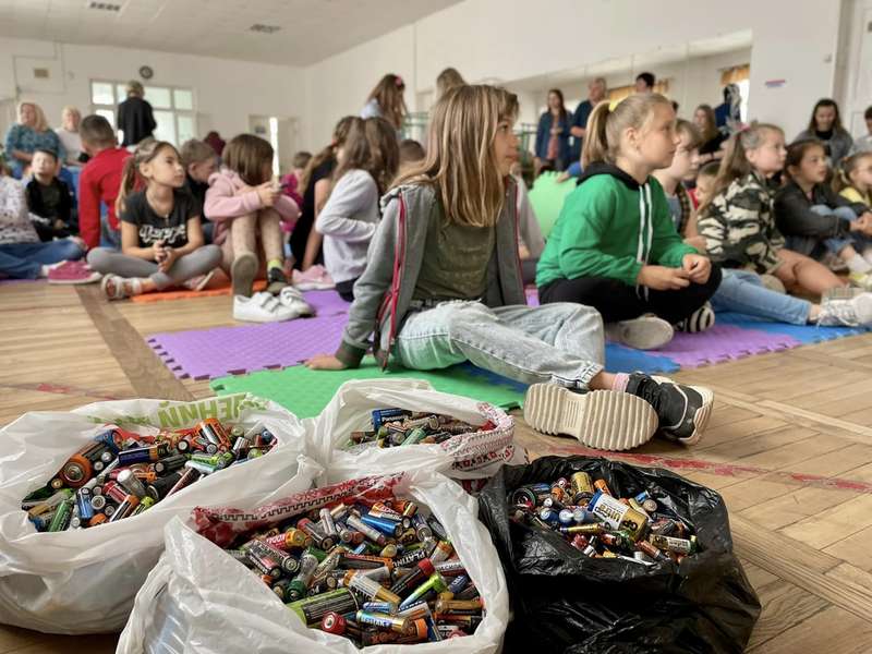 Екологічна акція: у Нововолинську за день зібрали 250 кілограмів батарейок (фото)