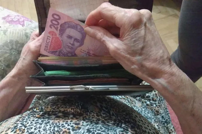 Кому підвищать пенсії у 2021 році і чи будуть проблеми з виплатами