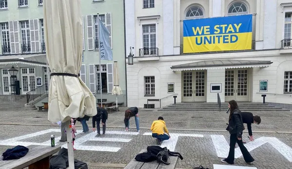 Солідарні із Маріуполем: перед театром в Берліні зробили напис «Дети»