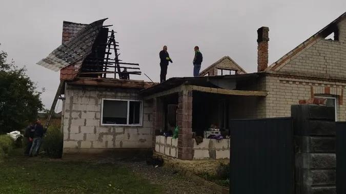 Дім будував впродовж десяти років: у сім'ї військовослужбовця з Волині згорів будинок (фото, відео)