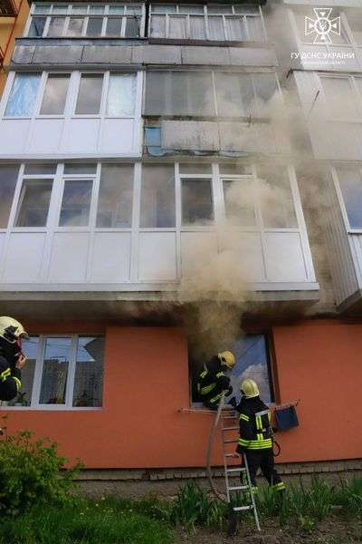 Вогнем пошкоджені підлога, стіни та вікно: у Луцьку горіла квартира (фото)