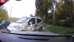 "Безтолковий?": у Луцьку водій виїхав на зустрічну смугу (відео)