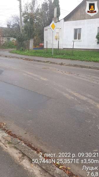 У Луцьку будівельників змусили прибрати землю на дорозі (фото)