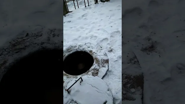 У Луцьку школяр хотів прогуляти уроки в каналізаційному люку (відео)