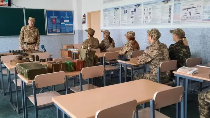 Військові зможуть навчати вчителів: як оновлять предмет «Захист України»