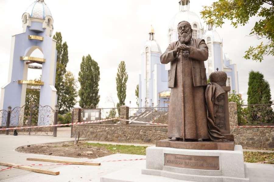 У Вінниці встановили перший у світі пам'ятник Любомиру Гузару (фото)