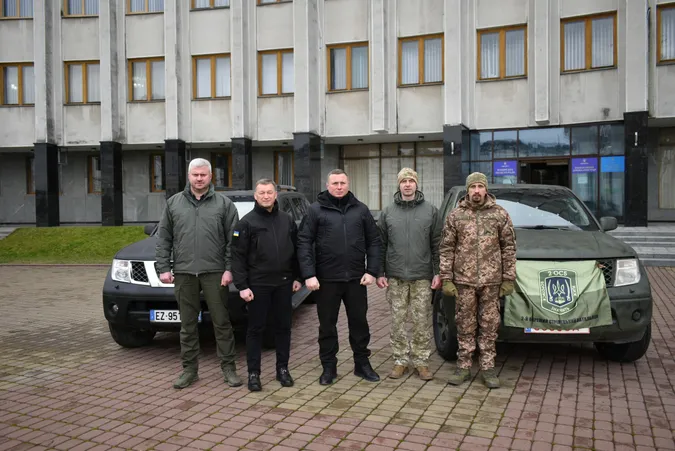Волинським військовим передали два позашляховики на фронт (фото)