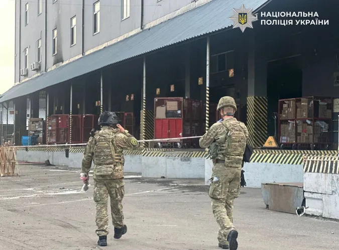У Києві під час огляду в поштовому відділенні вибухнула посилка: є загиблий і поранені