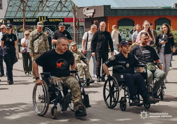 Понад 3 кілометри перешкод на колісних кріслах: у Луцьку провели ходу безбар’єрності (фото, відео)