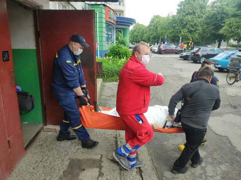 У Луцьку рятували травмовану пенсіонерку (фото)