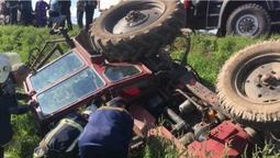 На Волині в полі перекинувся трактор: водія діставали рятувальники (фото)