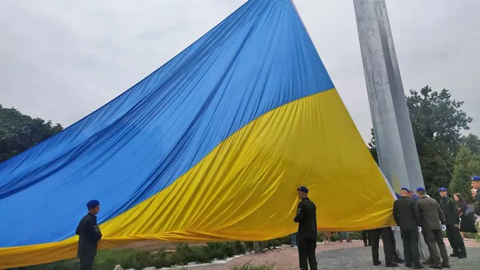 У Луцьку нацгвардійці тренувалися підіймати найбільший стяг Волині (відео)