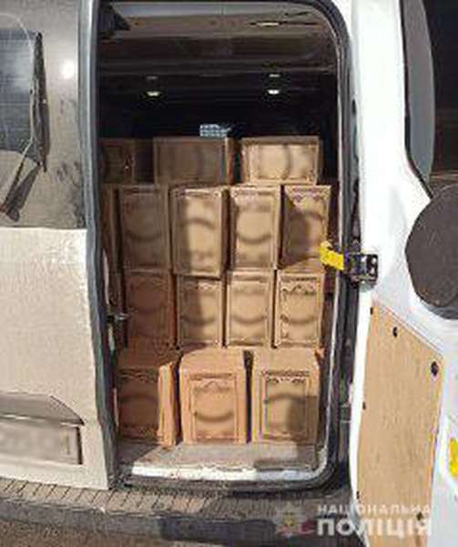 На Волині затримали автомобіль із 200 коробками горілочних виробів (фото)