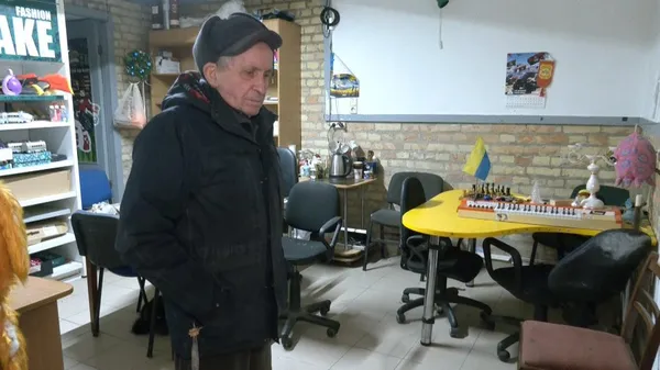 Дмитро Власюк в укритті, яке допомогли облаштувати працівники ЖЕКу. Суспільне Луцьк