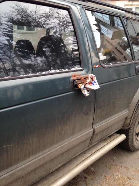 У Луцьку автомобіль вимазали лайном за неправильне паркування (фото) 