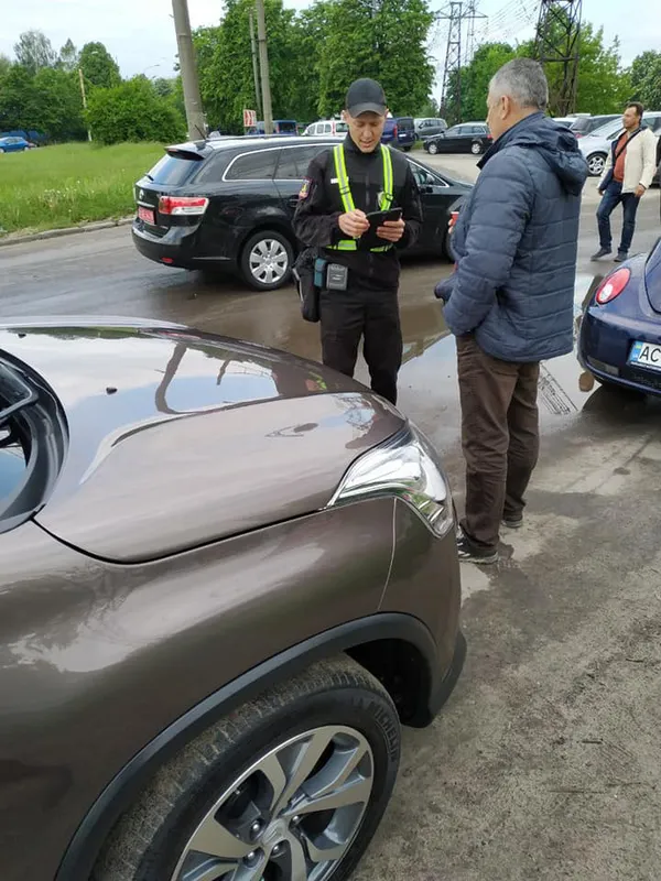 У Луцьку інспектори з паркування провели роз'яснювальну роботу біля Авторинку