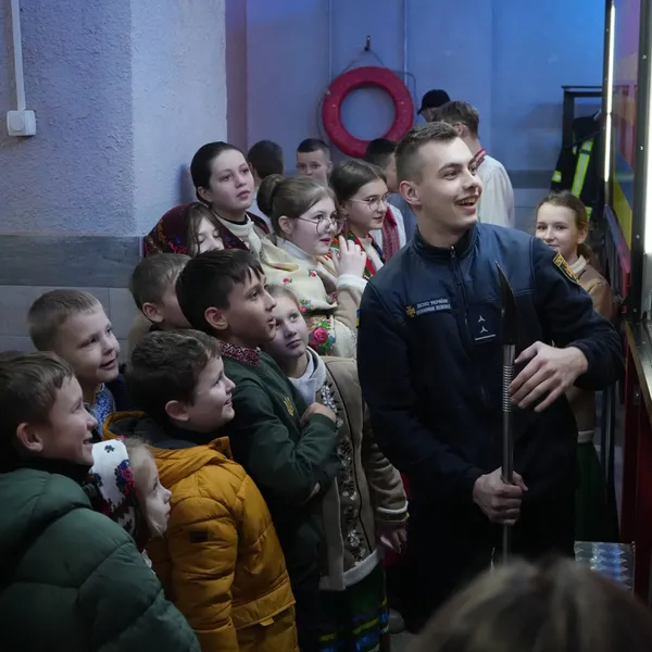 Як талановиті дітки колядували для волинських рятувальників (фото)