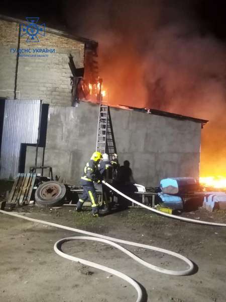 Пошкоджене обладнання і знищений дах: у Ківерцях горіла автомайстерня (фото, відео)