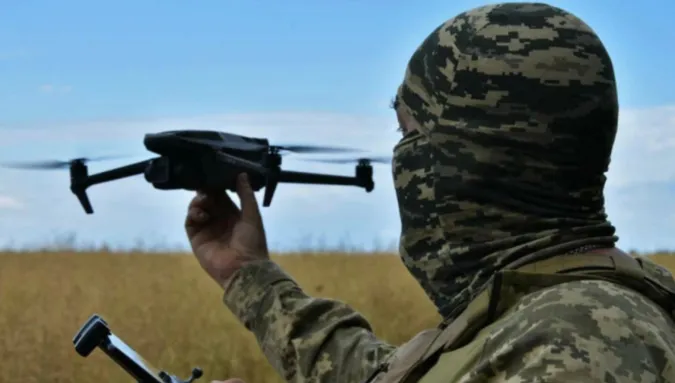 Волинський ветеран з ампутацією руки щодня робить десятки скидів для дронів (відео)