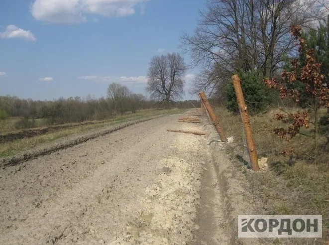 На Волині пошкодили кілометр прикордонної огорожі (фото)
