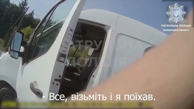 Вліпив під лобове скло: на Волині зловили водія з чужим номерним знаком (відео)