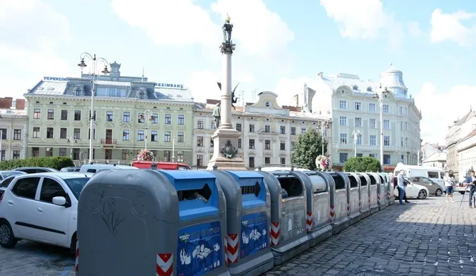У Львові на контейнерних майданчиках розмістили наліпки з QR-кодами