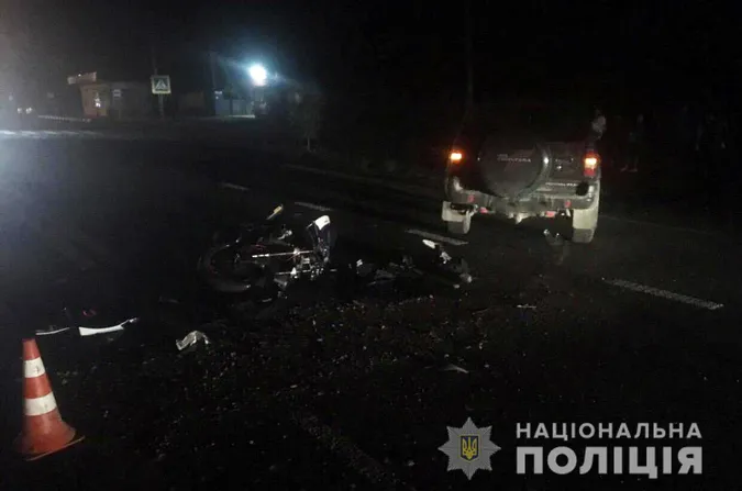 Пішов на обгін: на Волині мотоцикліст в'їхав у позашляховик