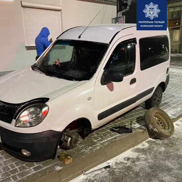 У Луцьку п'яний водій міняв колесо автівки на тротуарі (фото)