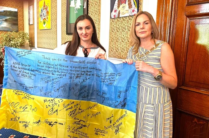 Прапор України з побажаннями від волинських тероборонівців замайорів у Північній Ірландії (фото)