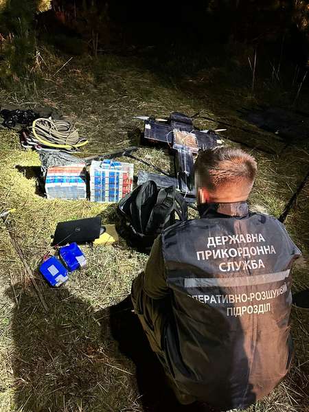 На Волині троє молодиків переправляли дроном сигарети до Польщі (фото)