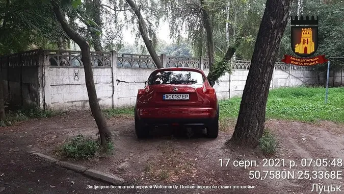 У Луцьку на Коновальця автомобілями понищили газони (фото)