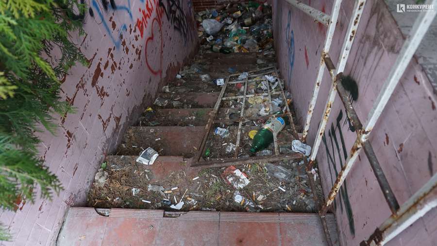 У Луцьку громадські туалети по вінця закидані сміттям (фото)