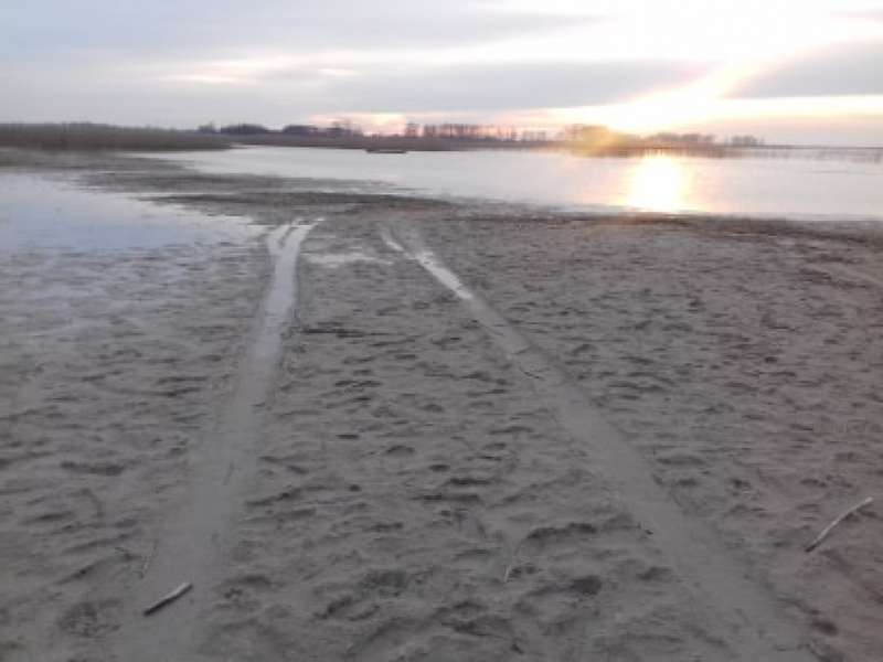 Мазут, шматки обшивки і знищений пісок: як автомобілями забруднюють Світязь (фото)