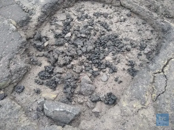 Власними силами: у Володимирі водії «потурбувалися» про ямковий ремонт вулиці